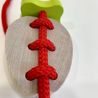 Vzdělávací dřevěná šněrovací hračka — ovoce